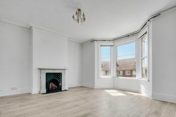 4 Bedroom Flat To Rent In Broomfield Road, Chadwell Heath, RM6