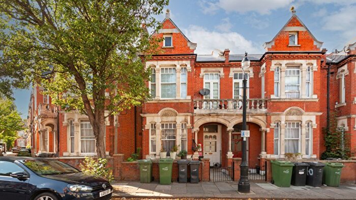 3 Bedroom Flat For Sale In Atherfold Road, London, SW9