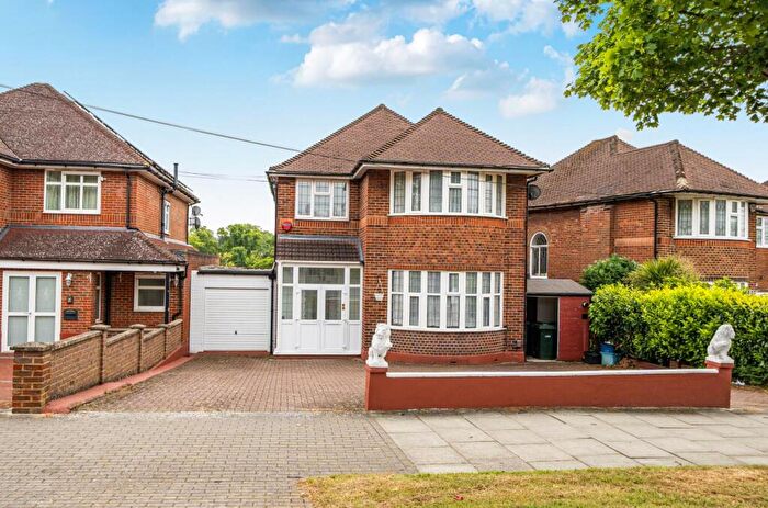 3 Bedroom Detached House For Sale In Southover, Woodside Park, N12