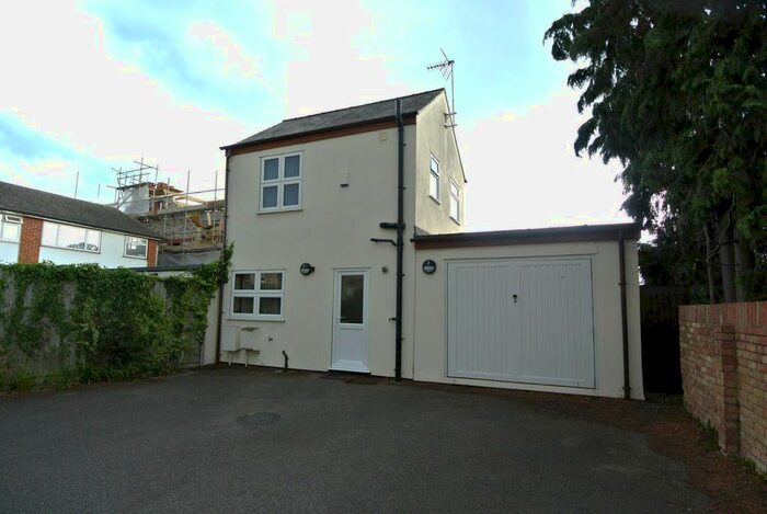 1 Bedroom Detached House To Rent In Chesterfield Road, Ashford, TW15