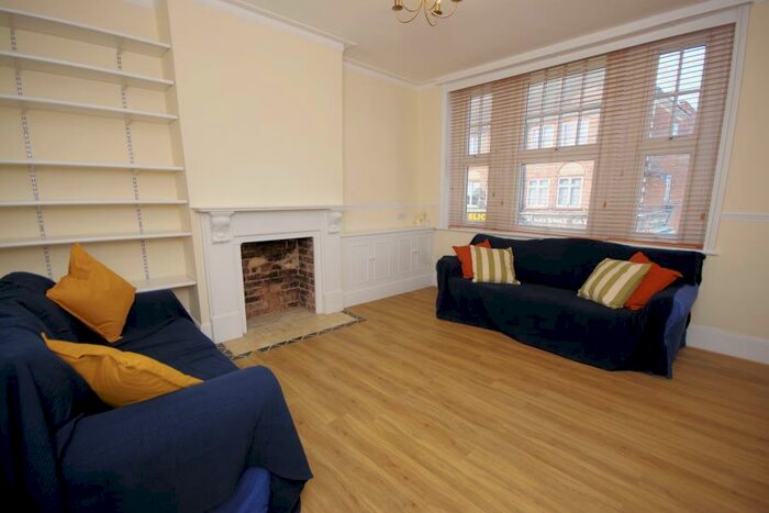 2 Bedroom Flat To Rent In Long Lane, Finchley, N3