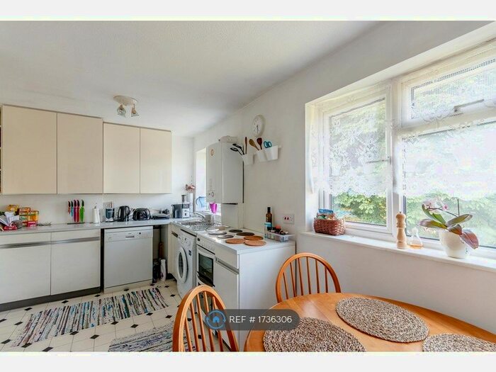 2 Bedroom Flat To Rent In Holyhead Court, Kingston Upon Thames, KT1