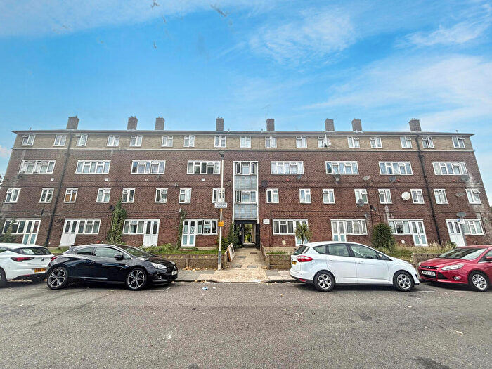 2 Bedroom Maisonette For Sale In Chelmer Crescent, Barking, Barking And Dagenham, IG11