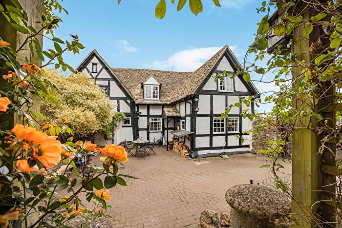 3 Bedroom Cottage For Sale In Evesham Road, Bishops Cleeve, GL52