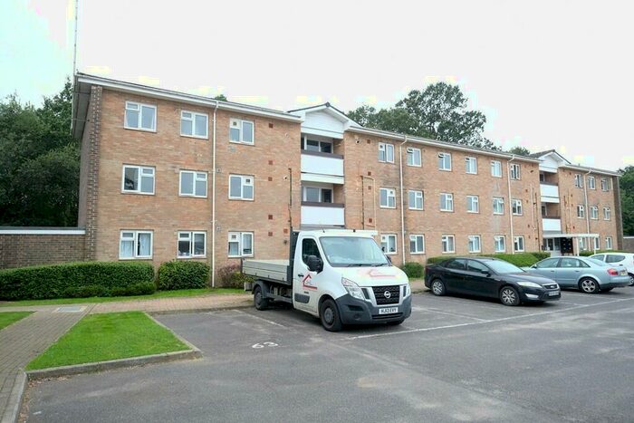 2 Bedroom Flat To Rent In Africa Drive, SO40