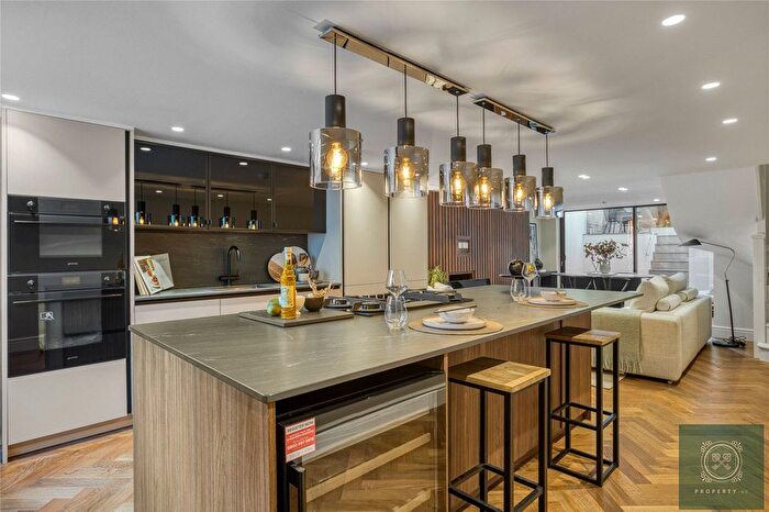 4 Bedroom End Of Terrace House For Sale In Florence Street, London, N1