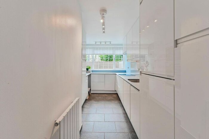 2 Bedroom Maisonette To Rent In Clovelly Way, London, Stepney, London, E1
