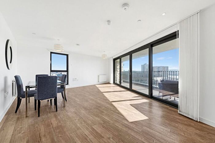 3 Bedroom Apartment To Rent In Kingfisher Heights, London, E16