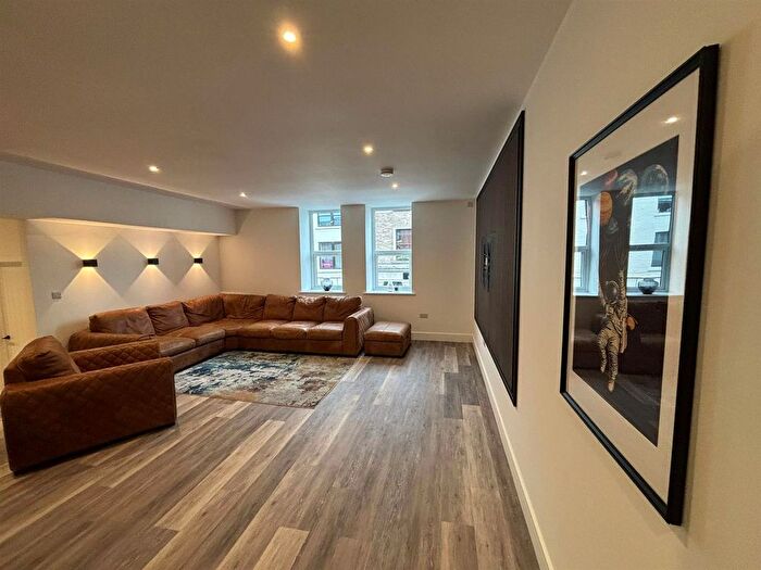 2 Bedroom Flat To Rent In Stamford Street Central, Ashton-Under-Lyne, OL6