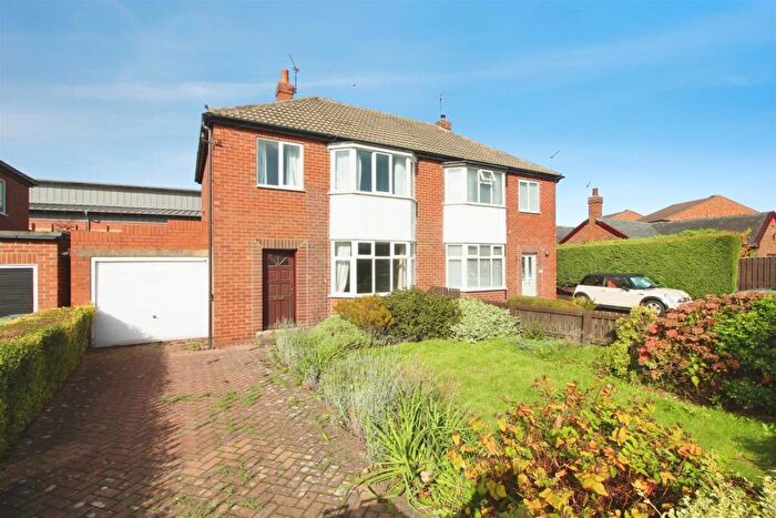3 Bedroom Semi-Detached House For Sale In Fleet Lane, Oulton, Leeds, LS26