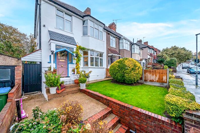 3 Bedroom End Of Terrace House For Sale In Red Lion Lane, SE18