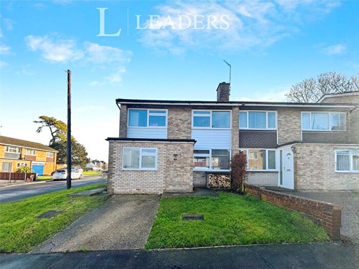 4 Bedroom Semi Detached House For Sale In Oaklea Close, Waterlooville, Hampshire, PO7