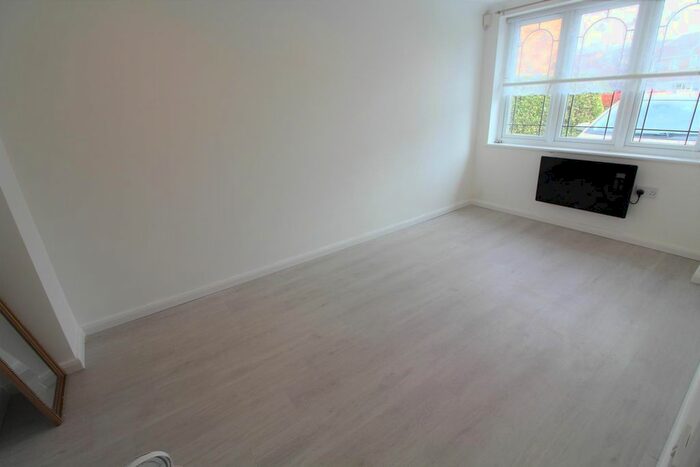 Studio To Rent In Mylne Close, Cheshunt, Waltham Cross, EN8