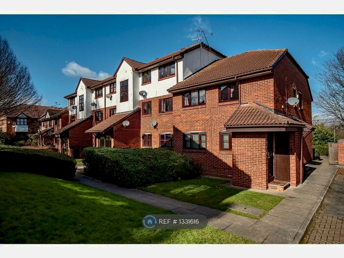 2 Bedroom Flat To Rent In Swallow Close, Greenhithe, DA9