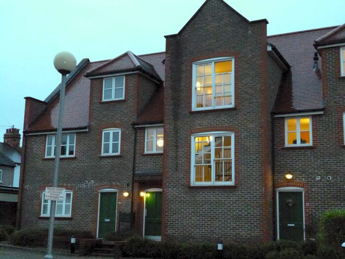 2 Bedroom Flat To Rent In College Yard, Watford, WD24