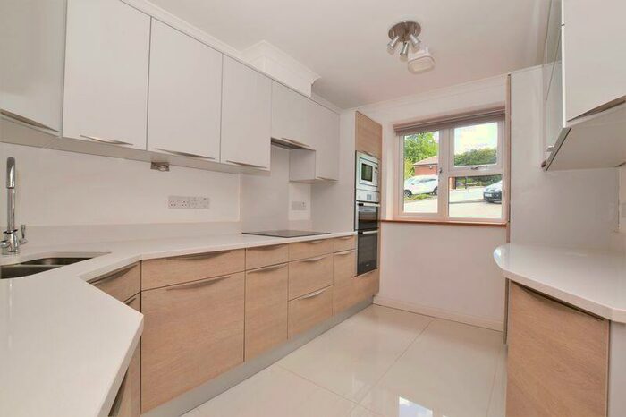 2 Bedroom Flat To Rent In Croydon Road, Caterham, CR3