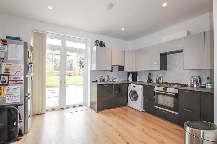 4 Bedroom End Of Terrace House To Rent In Albert Road, Hendon, NW4