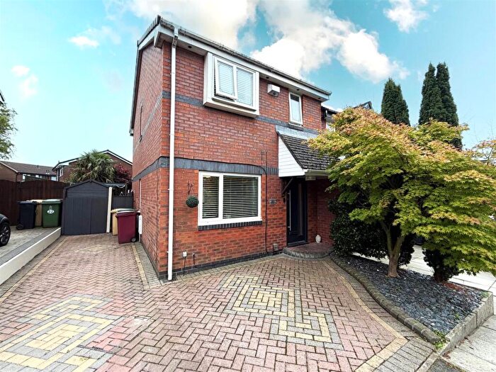 3 Bedroom Semi-Detached House For Sale In Kerans Drive, Westhoughton, Bolton, BL5