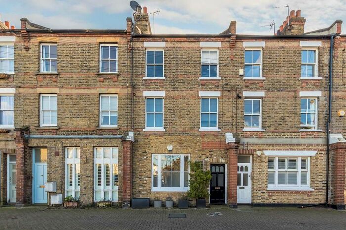 2 Bedroom Flat To Rent In Lacy Road, London, SW15