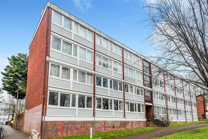 4 Bedroom Maisonette To Rent In Ibsley Gardens, Roehampton, London - Private Front Garden, SW15