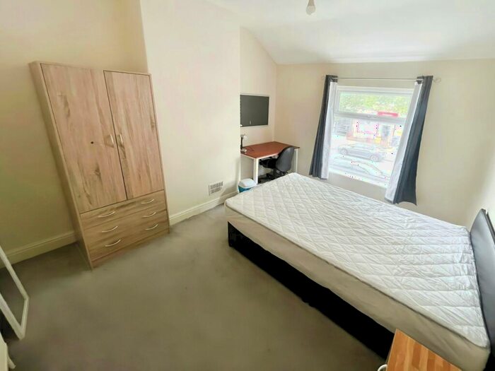 4 Bedroom Terraced House To Rent In Broad Lane, Huddersfield, West Yorkshire, HD5