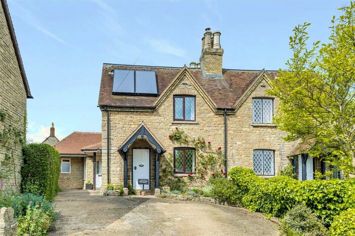 4 Bedroom Semi-Detached House For Sale In High Street, Pavenham, Bedford, MK43