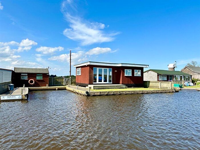 2 Bedroom Detached Bungalow For Sale In North East Riverbank, Potter Heigham, NR29