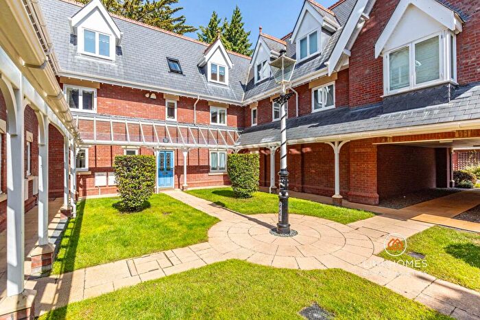 4 Bedroom Town House For Sale In The Avenue, Poole, BH13