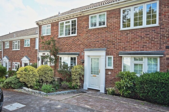 3 Bedroom Terraced House For Sale In Midhope Road, Woking, GU22