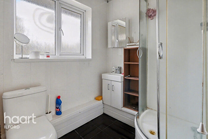 3 Bedroom Apartment For Sale In Eastern Avenue, Ilford, IG2