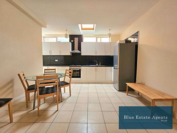 3 Bedroom Flat To Rent In Bulstrode Avenue, Hounslow, TW3