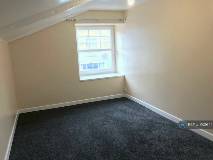 1 Bedroom Flat To Rent In Queen Street, Pembroke Dock, SA72