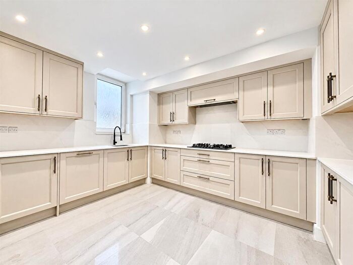 4 Bedroom Flat For Sale In Westbourne House, Wheatlands, Heston, TW5