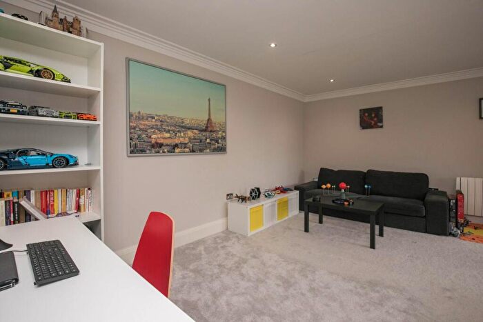 2 Bedroom Flat To Rent In Farnham Common, SL2