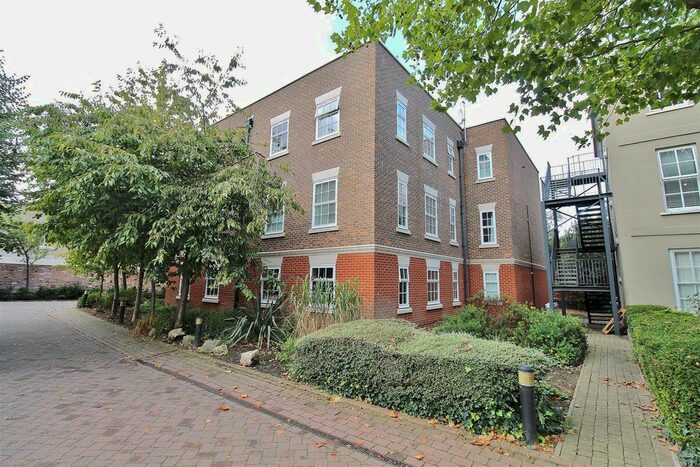 2 Bedroom Flat To Rent In Twickenham Road, Isleworth, TW7