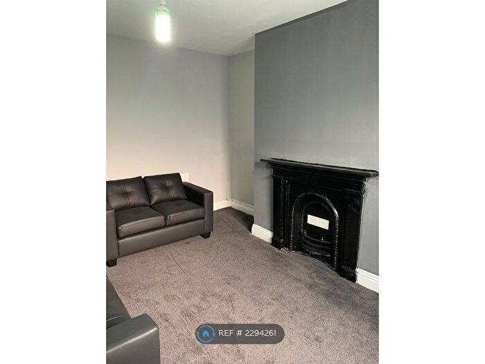 2 Bedroom Flat To Rent In Southbrook Terrace, Bradford, BD7