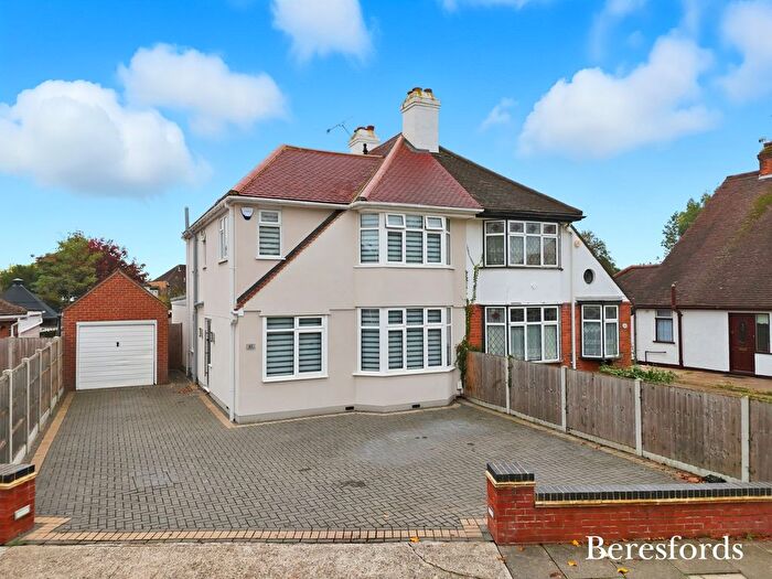 4 Bedroom Semi Detached House For Sale In Havering Drive, Marshalls Park, RM1