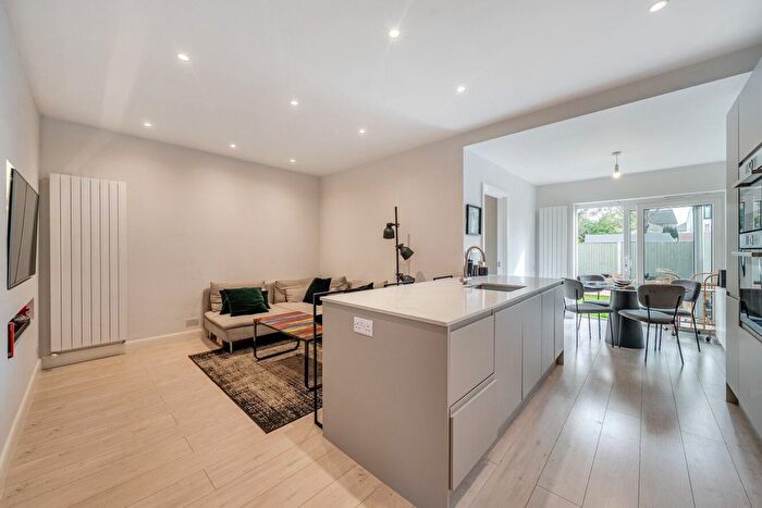 2 Bedroom Flat For Sale In Claremont Avenue, Motspur Park, Surrey, KT3