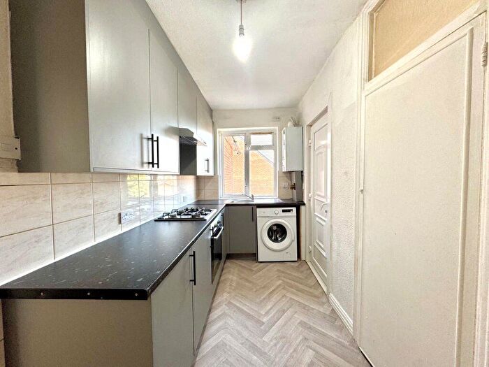 3 Bedroom Flat To Rent In Crosslands Parade, Crosslands Avenue, Southall, UB2