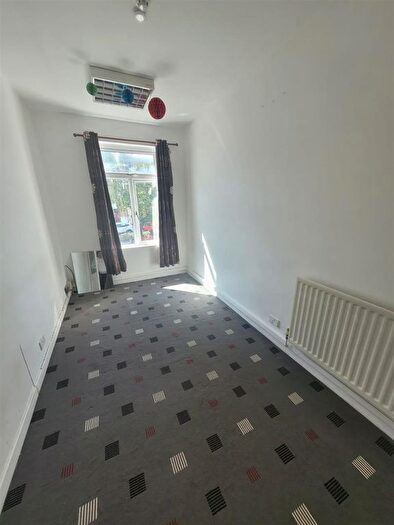 2 Bedroom Flat To Rent In Long Lane, Halesowen, B62