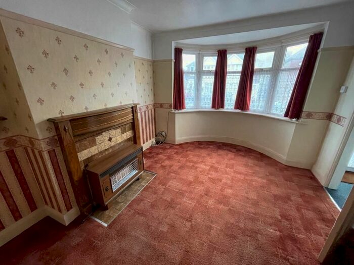 3 Bedroom SemiDetached House For Sale In Solomon Road, Rainham