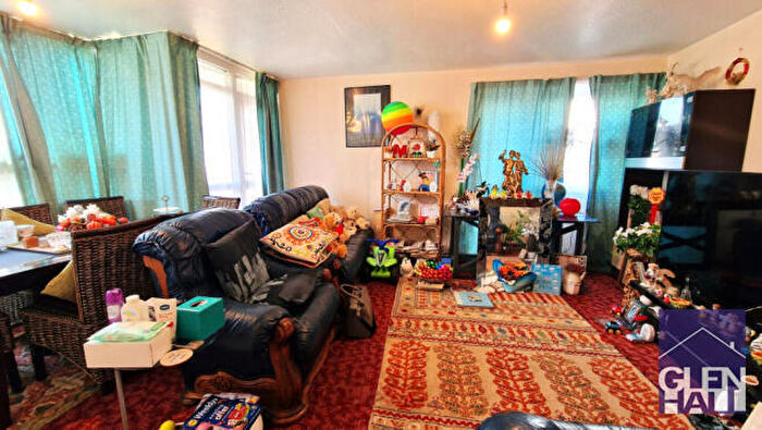 3 Bedroom Flat For Sale In Bowes Road, N11