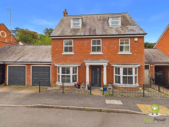 5 Bedroom Detached House For Sale In Otterbourne Walk, Sherfield-on-loddon, Hook, Hampshire, RG27
