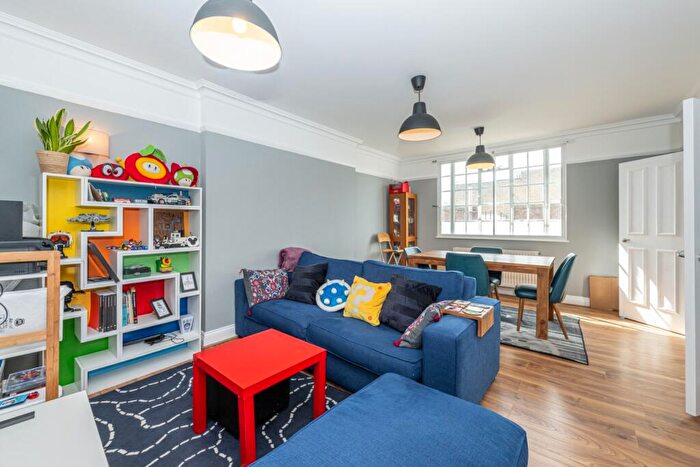 2 Bedroom Flat To Rent In Lavender Hill, Battersea, London, SW11
