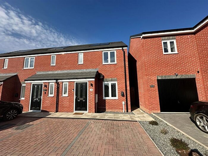 3 Bedroom End Of Terrace House For Sale In Bracken Way, Selby, YO8