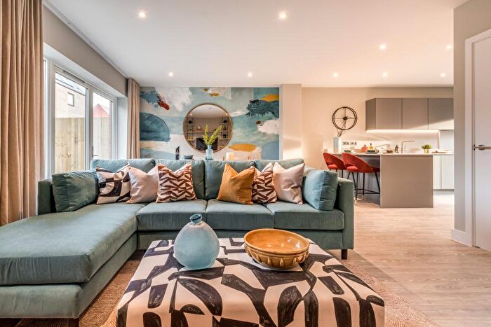 3 Bedroom Detached House For Sale In Newmarket Road, Cambridge, CB5