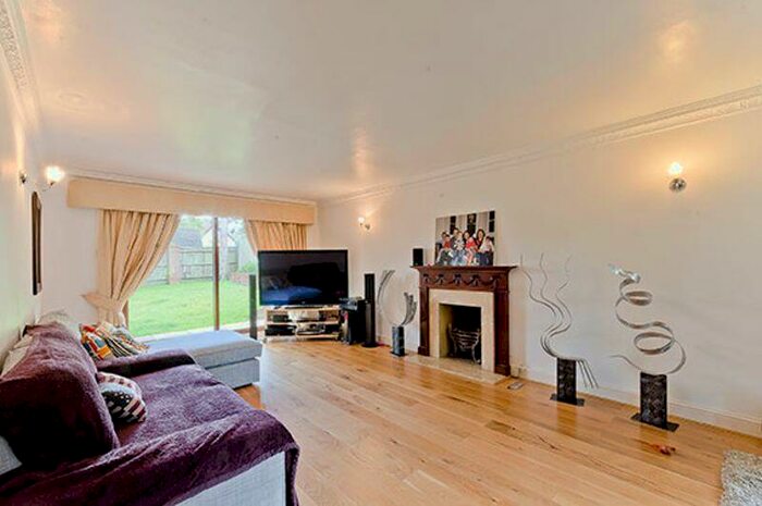 5 Bedroom Detached House To Rent In , KT13