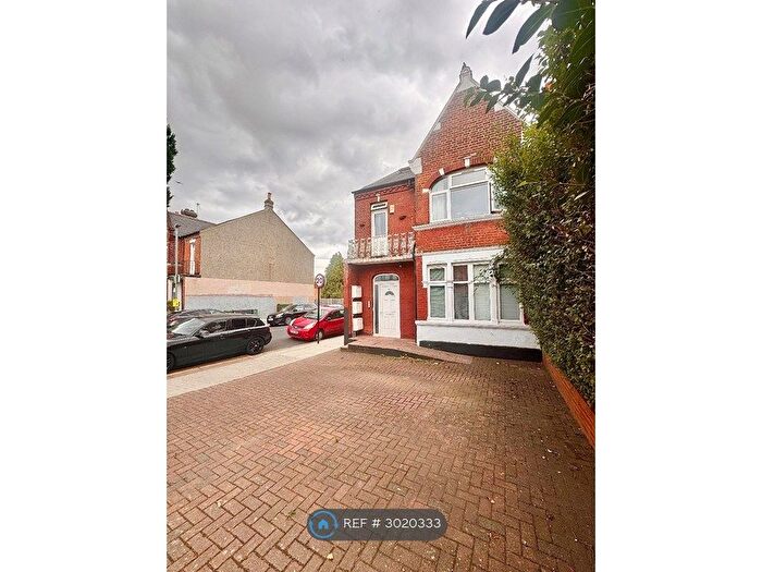 3 Bedroom Flat To Rent In Mitcham Lane, London, SW16