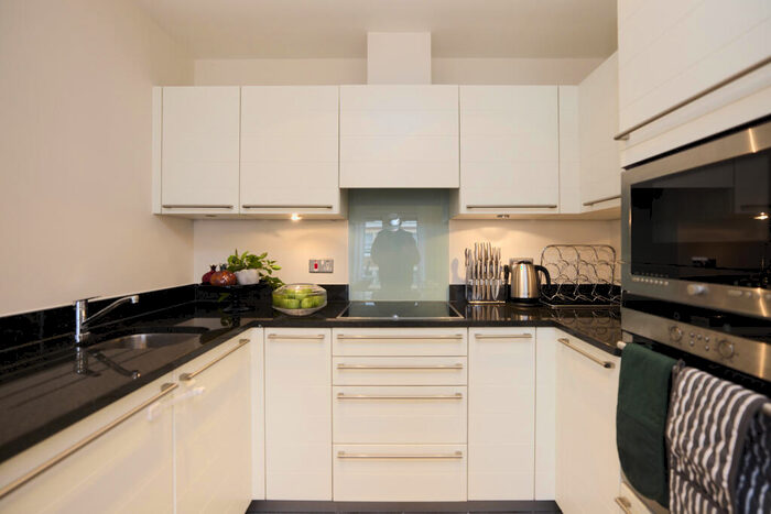 2 Bedroom Flat To Rent In Drapers Court, SW11