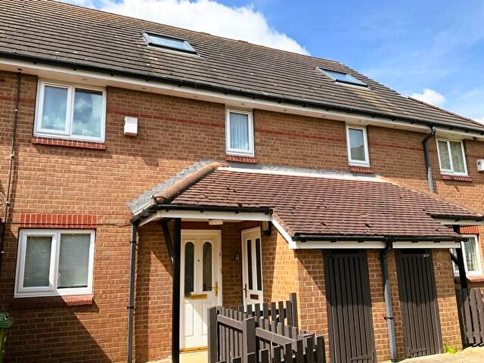 2 Bedroom Flat To Rent In Parkfield Way, Leeds, West Yorkshire, LS14